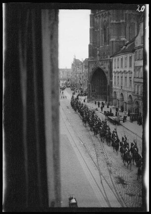 Landshut: Zug der 5. Eskadron des 2. Schwere-Reiter-Regiments durch die Altstadt vorbei an Sankt Martin beim Einmarsch vom Felddienst (Blick von oben)