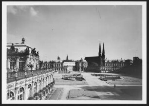 Dresden, Zwinger : Dresden-Altstadt. Zwinger (1709-1728; M. D. Pöppelmann, B. Permoser). Blick vom Wallpavillon nach Süden über den Zwingerhof gegen Glockenspielpavillon, Taschenbergpalais, Sophienkirche und Porzellanpavillon