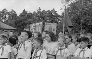 1. Zentrales Pionierlager "Georgi Dimitroff" in Prora auf Rügen : Pioniergruppe während eines Appells