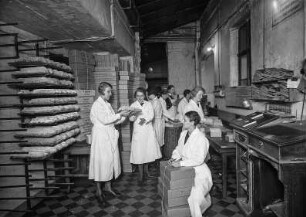 Dresden-Altstadt, Webergasse 35. Feinbäckerei und Conditorei Firma "Hermann Angermann", Inhaber Franz Seraph Schmid. Christstollenbäckerei. Lagerraum. Verpacken der Versandstollen durch mehrere Mitarbeiterinnen