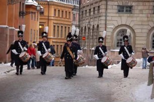 Stockholm - Wachaufzug am Schloss : Trommler der Svea Livgarde marschieren zum Schloss zur Wachablösung, aufgenommen 2006 in Stockholm
