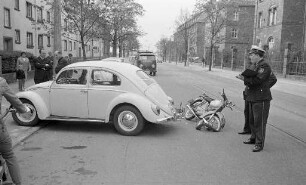 Verkehrsunfall vor dem Haus Moltkestraße 143 zwischen VW und Moped.