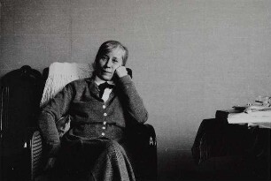 Maria Jasny, die Mutter der Photographin in ihrer Wohnung in Berlin