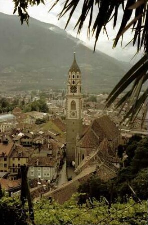 Meran: vom Tappeiner Weg, Pulverturmplatz, auf Pfarrkirche und Stadt