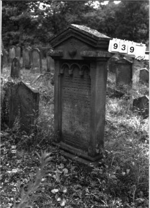Grabstein 939 (Index: 100099178) Maße HxBxT: 153x62x16 cm Symbolik: Herz Besonderheit: kulturhistorisch wertvoll / hist.-wiss. Gründe (Gemeindestellung): Grabstein 939