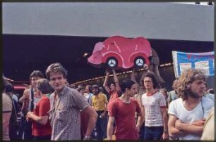 Protestierende bei der Eröffnung der Autobahnüberbauung Schlangenbader Straße