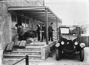 Berlin, Postamt: Rampe, Verladen der Post