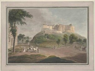Der Königstein in der Sächsischen Schweiz mit der Festung von der Neuen Schänke im Westen mit Reisenden auf der Straße