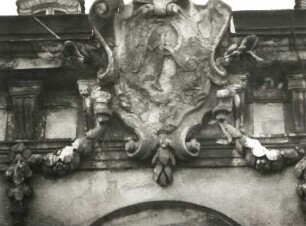 Dresden-Übigau, Rethelstraße 47. Schloß Übigau (1724-1725; Eosander v. Göthe). Straßenfront, Wappenkartusche