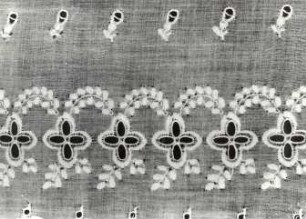 Detail einer Schürze aus Neschwitz : Bildende Volkskunst - Flachsfaser. Ort: Njeswaćidło / Neschwitz. Ausschnitt einer Schürze aus Neschwitz