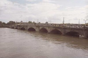 Dresden-Altstadt. Elbe-Hochwasser 2002. Blick auf die Albertbrücke