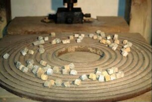 im Museum. Teller der Märbelmaschine mit Kalkstücken