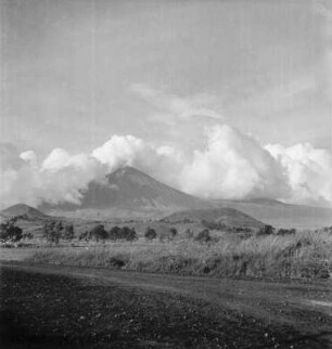 Grenzregion : Blick über die Grenzregion zwischen Uganda und dem Kongo, im Hintergrund Vulkankegel