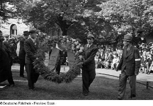 Aufnahmen einer Feier für die jüdischen Opfer des Faschismus auf dem Jüdischen Friedhof in Berlin-Weißensee : Vorstand der Jüdischen Gemeinde zu Berlin
