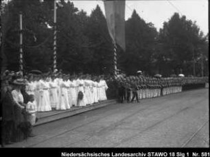 Einzug des Herzogs Johann Albrecht von Mecklenburg in Wolfenbüttel Enthält: Platte 4, wartende Soldaten, weiß gekleidete Damen, Zuschauer