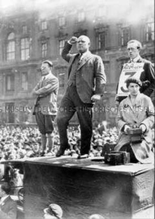 Ernst Thälmann spricht auf der Mai-Kundgebung 1930 in Berlin