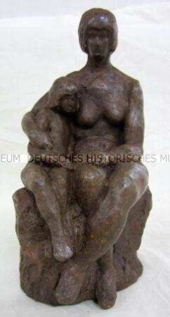 Figurengruppe einer nackten sitzenden Frau mit Kind