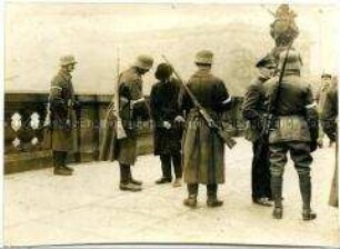 Soldaten auf der Moltkebrücke kontrollieren einen Passanten auf Waffen