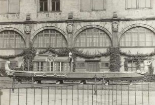 Pillnitzer Gondel : Dresden, Stallhof, Pillnitzer Gondel (Sammlung des Historischen Museums) im Hof mit Blick auf einen Teil der Fassade des Langen Gangs vor Öffnung der Arkaden