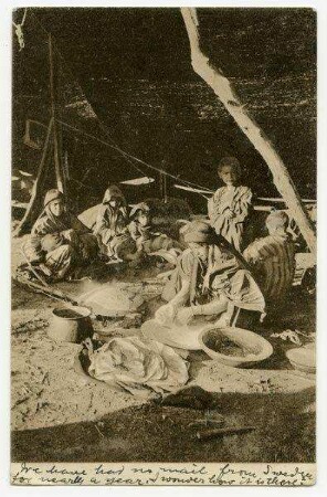Bedouins baking bread. Beduinen Brot backend. Bédouins boulangeant. [Postkarte an Gustaf Dalman]