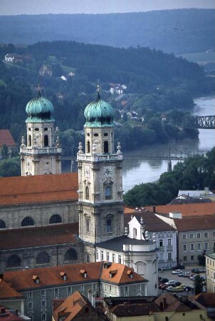 Stadt und Dom in Passau : Stadtübersicht mit Domtürmen, aufgenommen in Passau ca. 2001