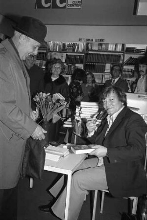 Signierstunde des Autors Erich von Däniken in der Buchhandlung "Mächtlinger"