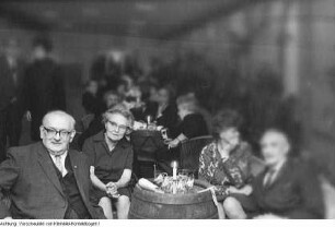 Verleihen einer Auszeichnung, 1968/69
