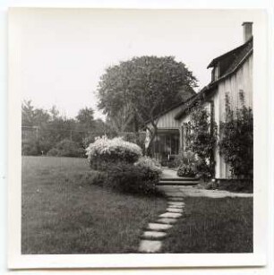 Deutsche Gartenschau 1950 auf dem Killesberg, Stuttgart: Gebäude (Wohnhaus?) mit Plattenweg