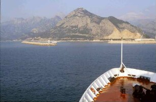 Antalya [Türkei]: Ankunft der MS Odessa, mit Panorama des Taurus-Gebirges