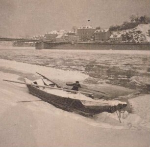 Fischerboot am Ufer der Elbe bei Meißen im Winter