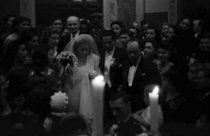 Bukarest: Hochzeit Drechsel: Umringt Brautpaar