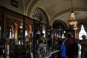 Budapest - Gerbeaud Cafè : Innenraum des historischen Cafès Gerbeaud am Vörösmarty Platz. Aufgenommen in der City von Budapest am 13. Juni 2011
