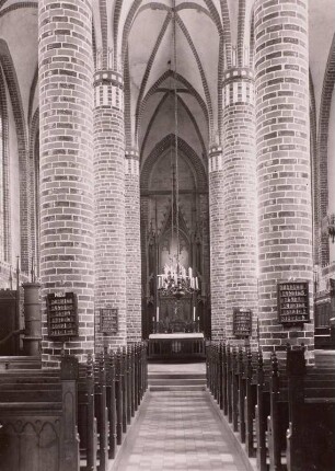 Hohen-Viecheln, Dorfkirche, dreischiffige Hallenkirche, Innenansicht nach Osten