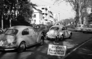 Freiburg: Verkehr und Schild: Vorsicht Bauarbeiten Langsam fahren!, in der Schwarzwaldstraße