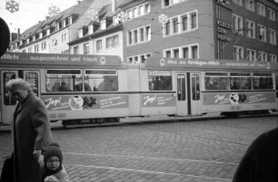 Freiburg: Neuer Zug überquert die Kaiser-Joseph-Straße