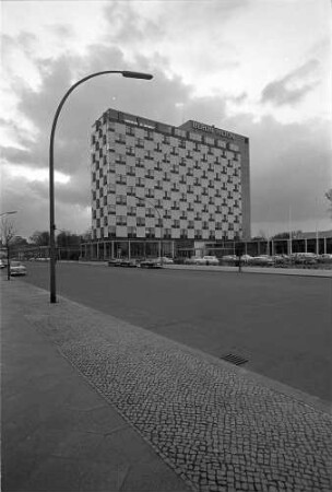 Berlin: Hiltonhotel; Außenfassade mit Kolonnaden; von Osten; mit Laterne