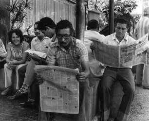 Männer lesen Zeitung in Havanna (Bildarchiv Uwe Gerig)