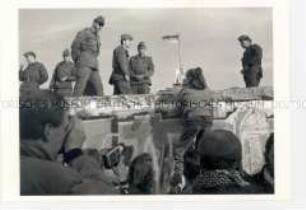 Grenzsoldaten auf der Mauer am Brandenburger Tor