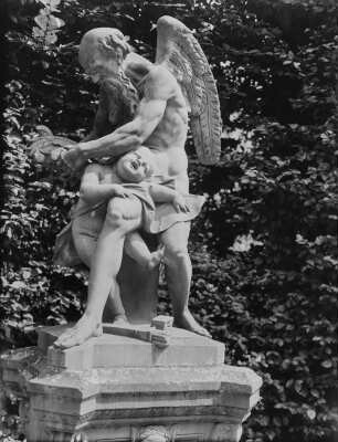 Schloss Veitshöchheim. Kronos stutzt Amor die Flügel, Figur im Schlosspark