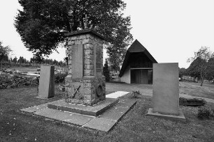Friedhof, Gefallenendenkmal und Friedhofshalle (Friedhof, Gefallenendenkmal, Friedhofshalle); Ulrichstein, Beim Kirchhof
