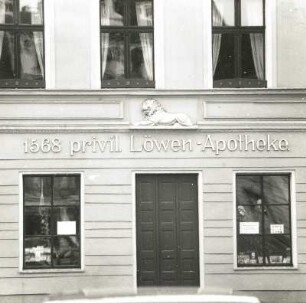 Cottbus. Löwen-Apotheke und Apothekenmuseum, Altmarkt 24. Ende 18. Jahrhundert. Teilfassade mit Ladeneingang