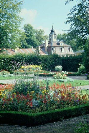 Russischer Garten mit bunt blühenden Blumenrabatten, 1810 angelegt