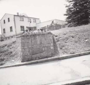Treuen, Gedenkstein zur Straßeneinweihung 1843
