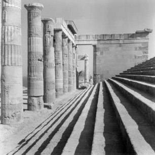 Rhodos, griechische Insel der Dodekanes im Ägäischen Meer, Lindos, Ausgrabungsgelände der Akropolis, Antike Propyläen und Freitreppe