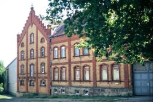 Backsteingebäude mit ungewöhnlicher Backsteinzier