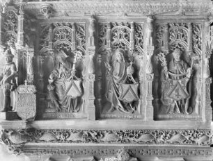 Gotischer Kamin — Wappenhalter und Städtewappen von Kortrijk, Harelbeke und Tielt