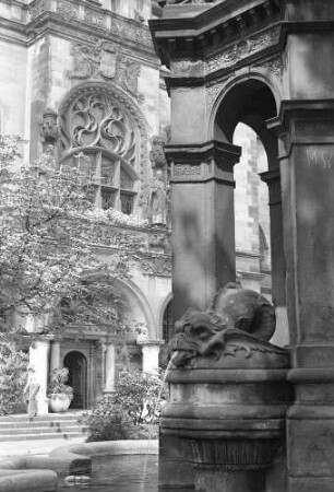 Duisburg: Brunnen vor dem Rathaus