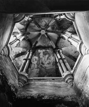 Vianden. Hofburg (1190-1240). Obere Burgkapelle (um 1200). Rippengewölbe der Oberen Burgkapelle durch die Öffnung im Fußboden aus der Unteren Burgkapelle gesehen