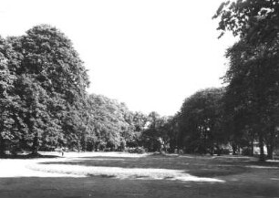 Chemnitz-Schloßchemnitz, Schloßplatz. Parkanlage. Blick nach Osten