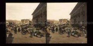 Belebter Marktplatz am Zollhaus von La Paz